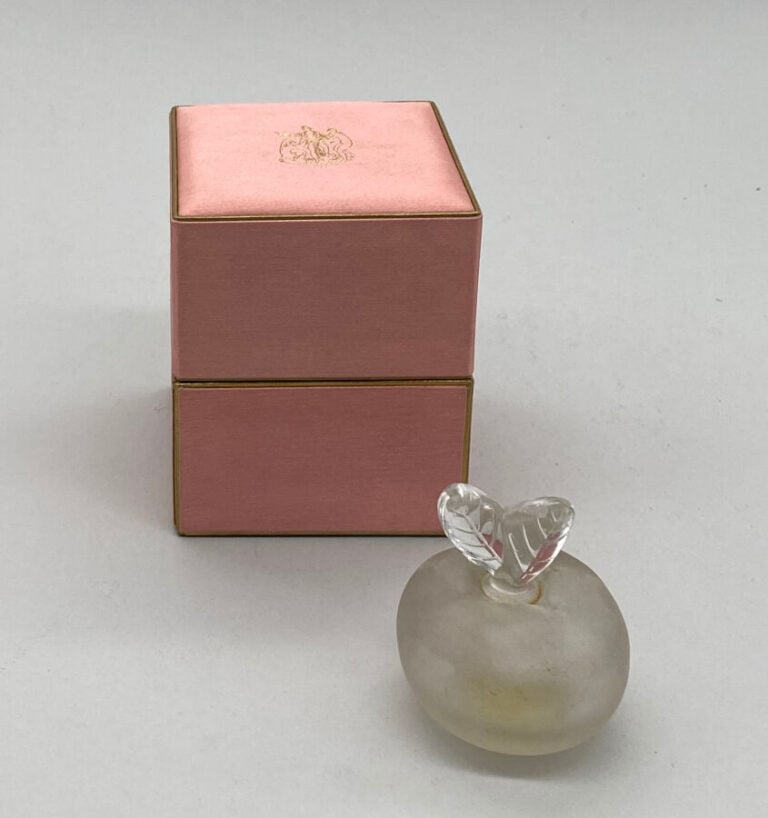 NINA RICCI, pour "Fille d'Eve", flacon pomme de Marc Lalique, bouchon émeri à 2…