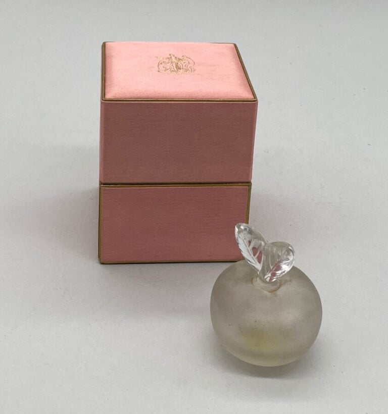 NINA RICCI, pour "Fille d'Eve", flacon pomme de Marc Lalique, bouchon émeri à 2…