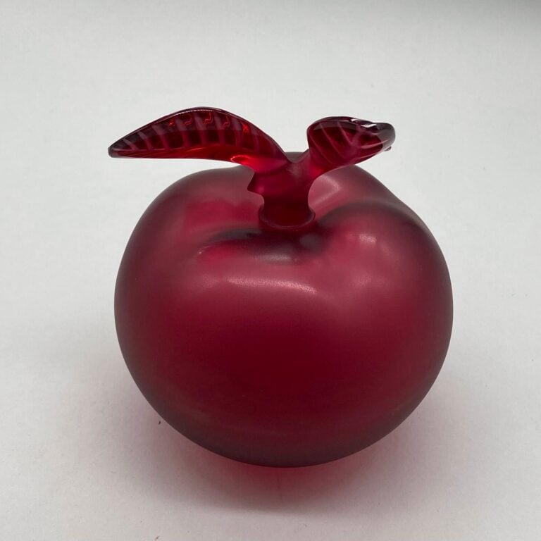 NINA RICCI, pour "La pomme", flacon de Marc Lalique et la maison Lalique, dans…