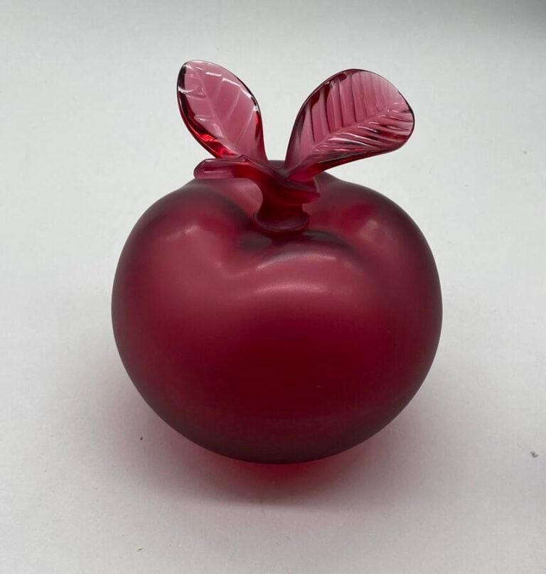 NINA RICCI, pour "La pomme", flacon de Marc Lalique et la maison Lalique, dans…