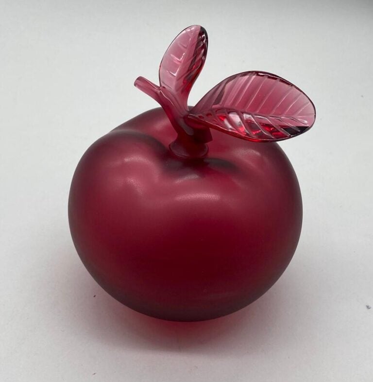 NINA RICCI, pour "La pomme", flacon de Marc Lalique et la maison Lalique, dans…