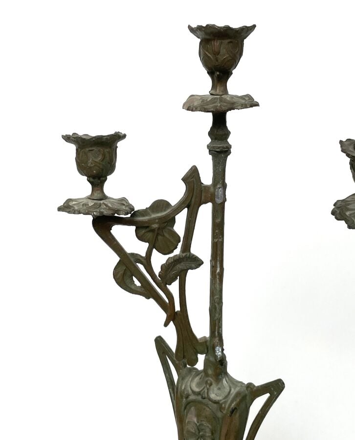 Paire de CANDELABRES en métal patiné à 3 bras de lumière (accidents). hauteur :…