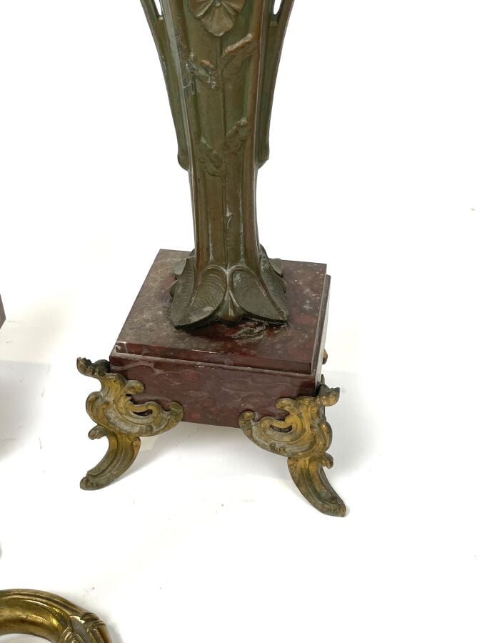 Paire de CANDELABRES en métal patiné à 3 bras de lumière (accidents). hauteur :…