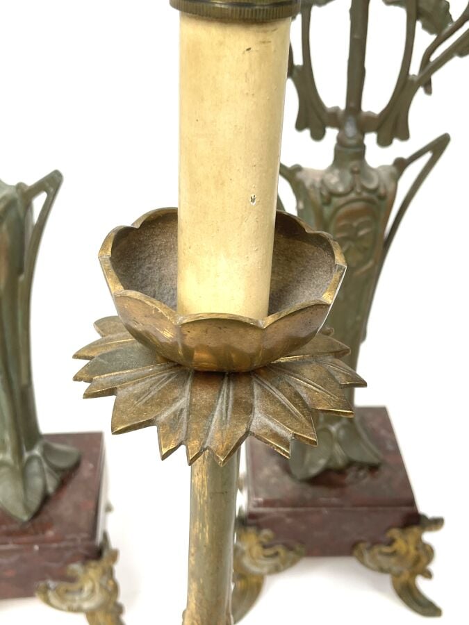 Paire de CANDELABRES en métal patiné à 3 bras de lumière (accidents). hauteur :…
