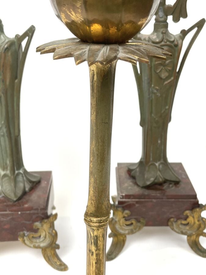Paire de CANDELABRES en métal patiné à 3 bras de lumière (accidents). hauteur :…
