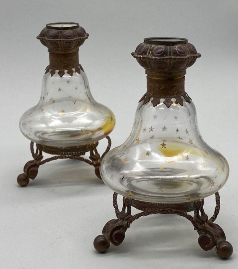 Paire de flacons Napoléon III en forme de gourde sur pied cerclé laiton, boucho…