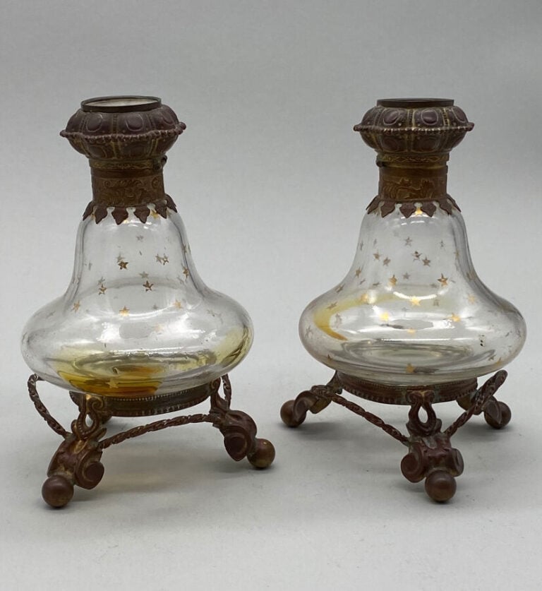 Paire de flacons Napoléon III en forme de gourde sur pied cerclé laiton, boucho…