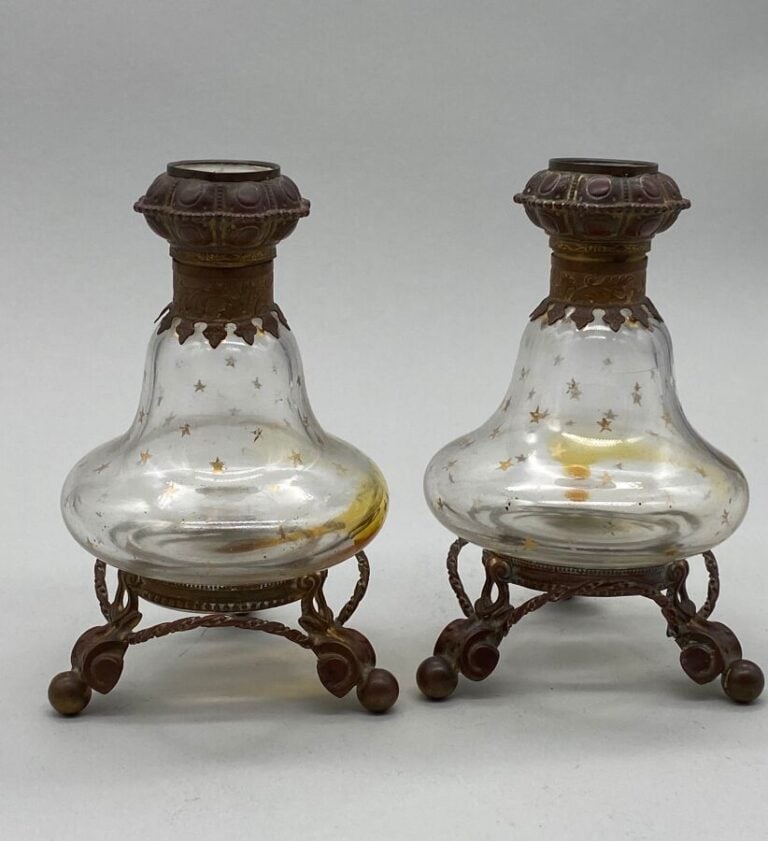 Paire de flacons Napoléon III en forme de gourde sur pied cerclé laiton, boucho…