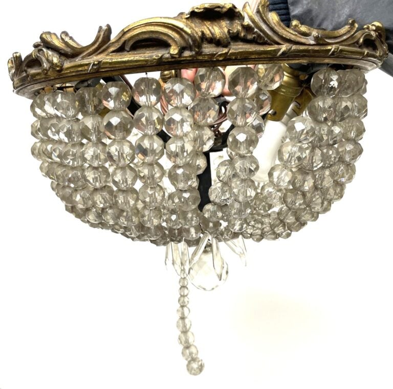 Paire de PLAFONNIERS corbeilles en bronze doré à rangs de perles de verre (acci…