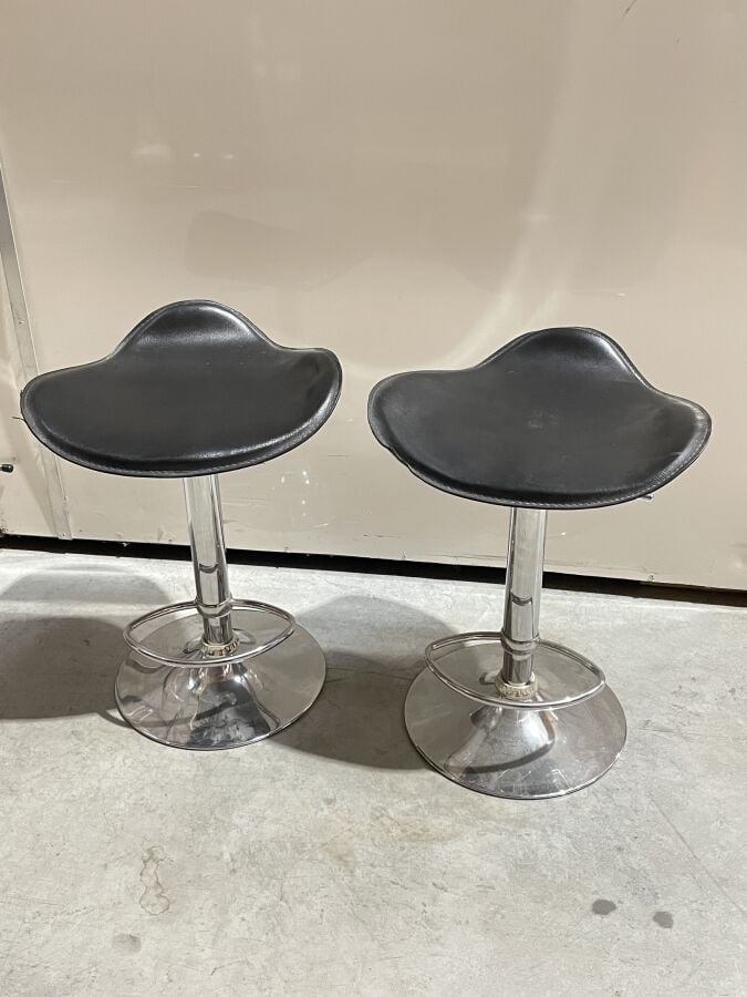Paire de TABOURETS DE BAR en métal chromé et assise triangulaire - Hauteur : 54…