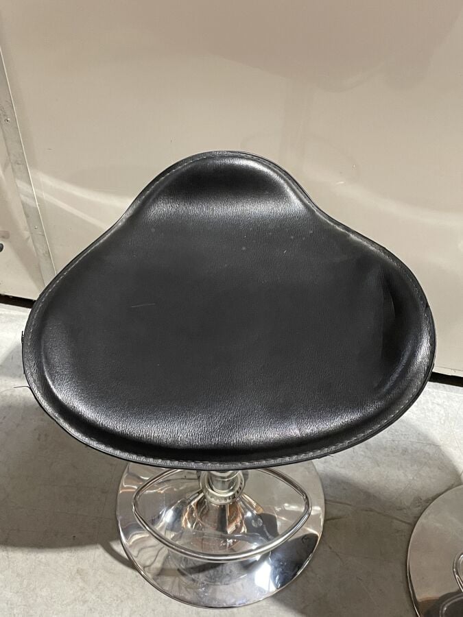 Paire de TABOURETS DE BAR en métal chromé et assise triangulaire - Hauteur : 54…