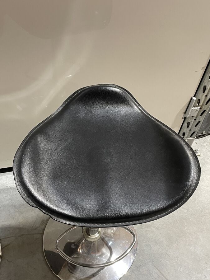 Paire de TABOURETS DE BAR en métal chromé et assise triangulaire - Hauteur : 54…