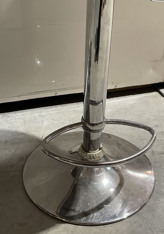 Paire de TABOURETS DE BAR en métal chromé et assise triangulaire - Hauteur : 54…