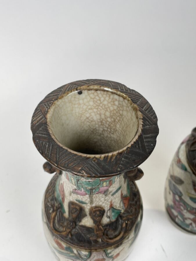 PAIRE DE VASES Nankin à décor de guerriers émaillés sur fond craquelé - Hauteur…