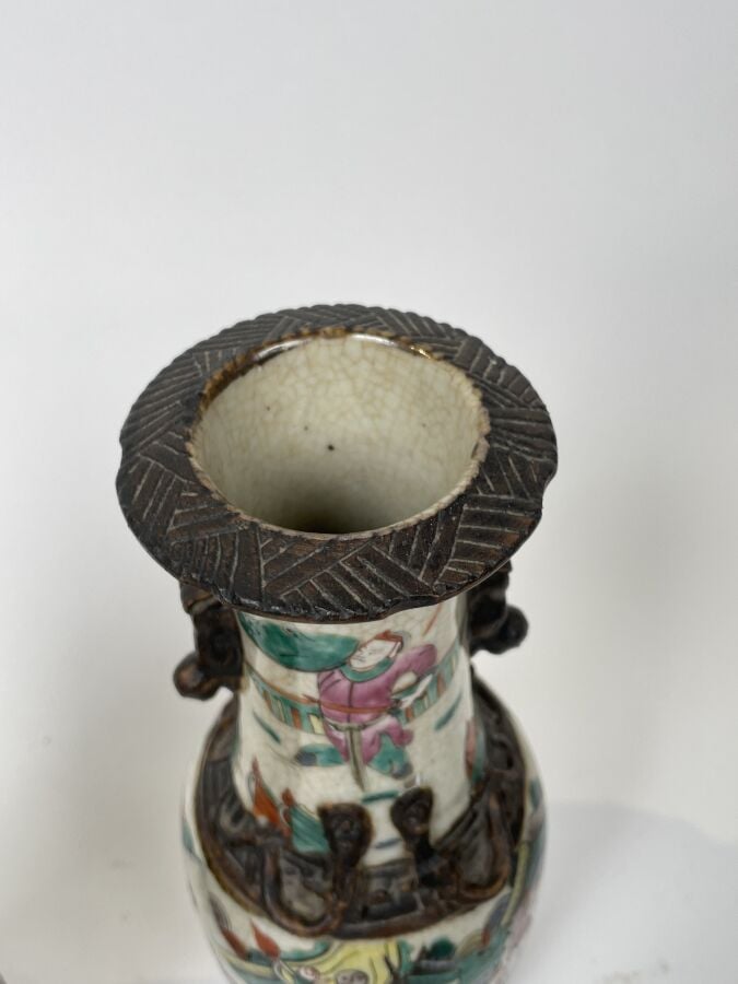 PAIRE DE VASES Nankin à décor de guerriers émaillés sur fond craquelé - Hauteur…