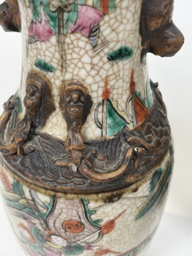 PAIRE DE VASES Nankin à décor de guerriers émaillés sur fond craquelé - Hauteur…