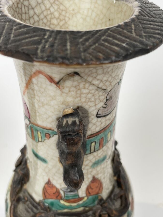 PAIRE DE VASES Nankin à décor de guerriers émaillés sur fond craquelé - Hauteur…