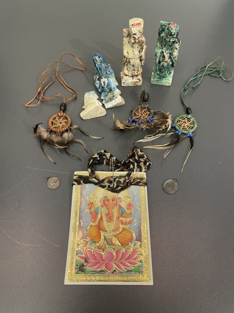 PALESTINE (né en 1947) - Charlemagne - Boîte avec divers objets ; petites sculp…