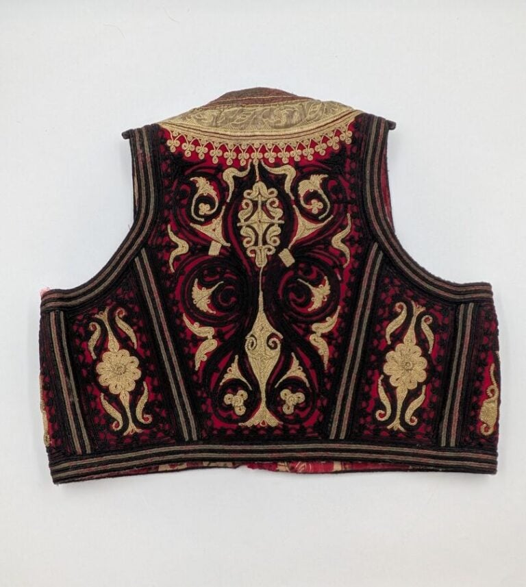 Petit GILET d'enfant oriental brodé - 34 x 38 cm - - Lot à retirer à : - Boisgi…