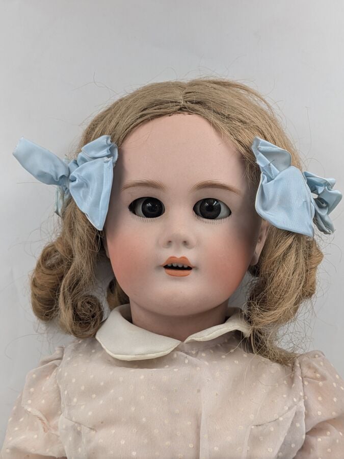POUPÉE en porcelaine DEP - 1900 - H. : .... - Tête biscuit à bouche ouverte, ye…