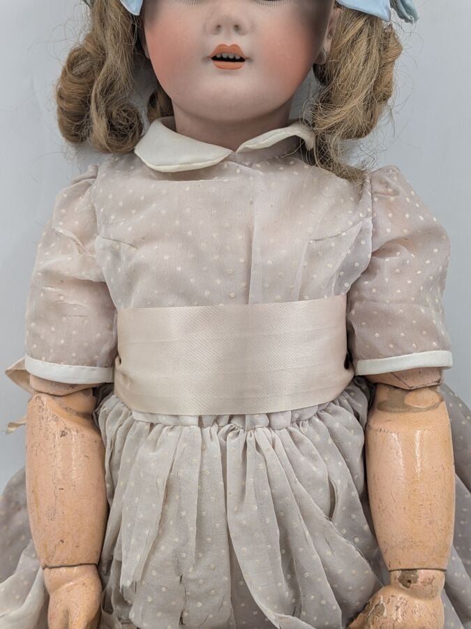 POUPÉE en porcelaine DEP - 1900 - H. : .... - Tête biscuit à bouche ouverte, ye…