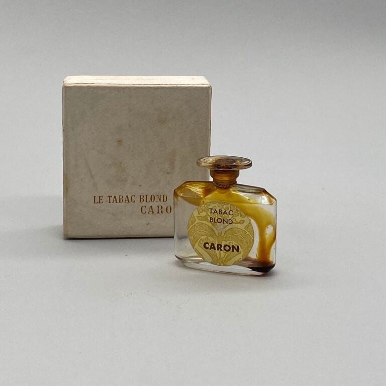 Pour Caron, 2 flacons, 1 tabac blond dans sa boîte d'origine tachée, H. 5 cm -…
