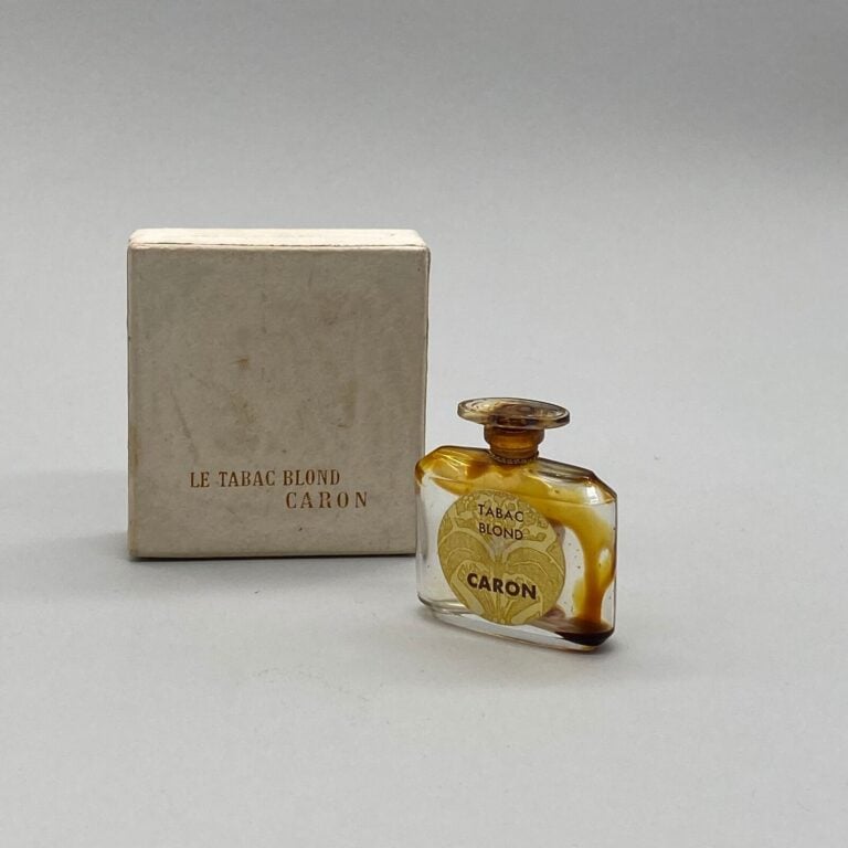 Pour Caron, 2 flacons, 1 tabac blond dans sa boîte d'origine tachée, H. 5 cm -…
