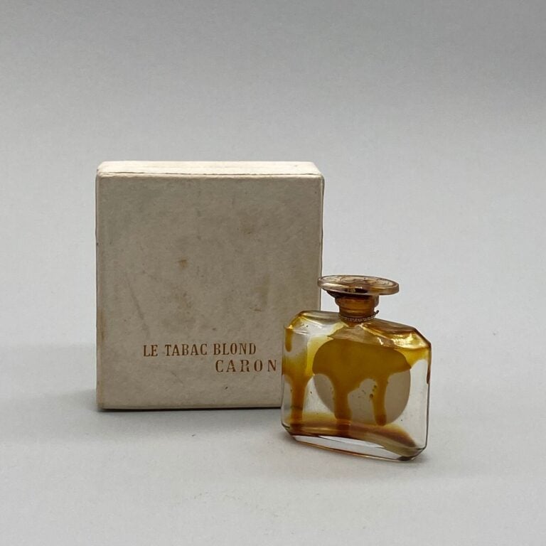 Pour Caron, 2 flacons, 1 tabac blond dans sa boîte d'origine tachée, H. 5 cm -…