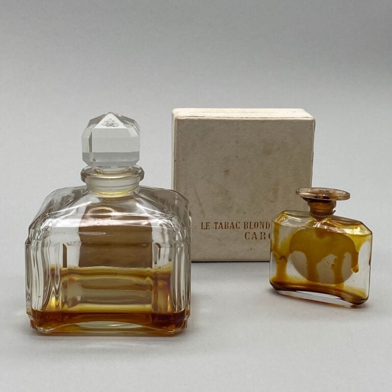 Pour Caron, 2 flacons, 1 tabac blond dans sa boîte d'origine tachée, H. 5 cm -…