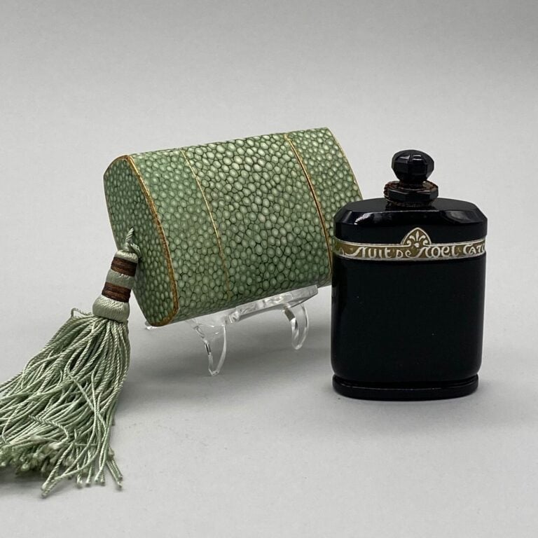 Pour Caron, soir de Noël, flacon en baccarat noir, bouchon émeri, H. 8 cm, scel…
