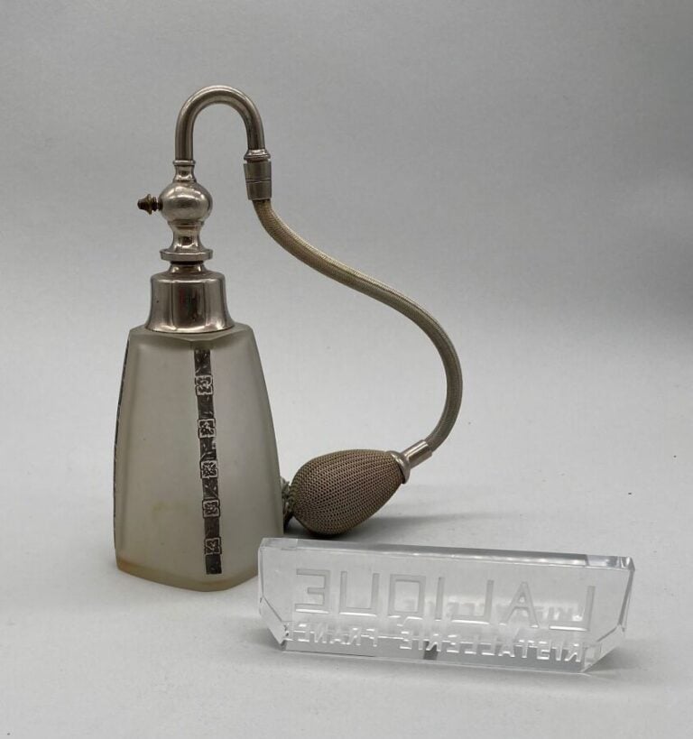RENE LALIQUE, 1 pulvérisateur à poire, en verre satiné, modèle de garniture, ve…