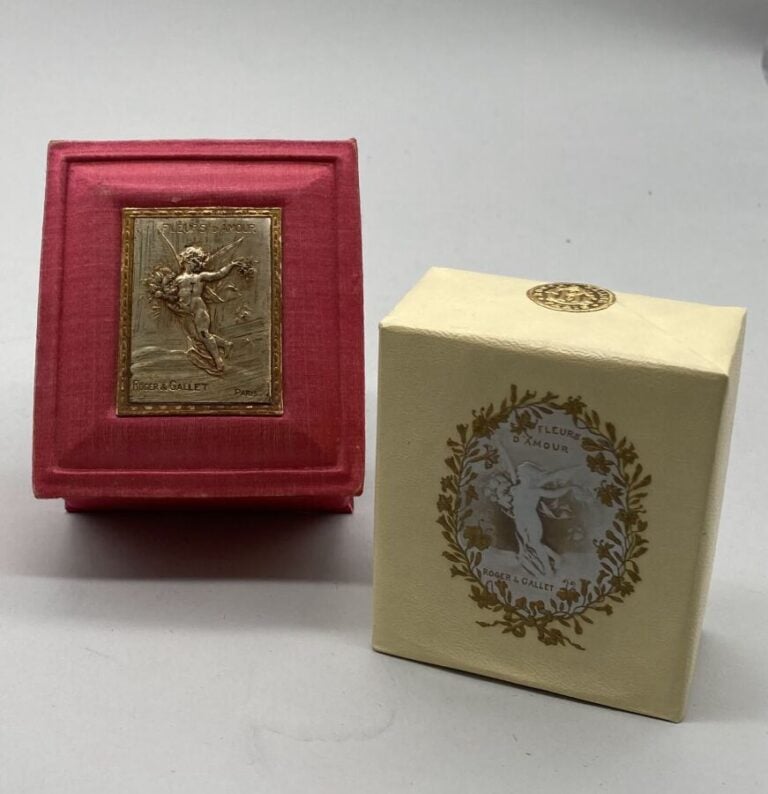 ROGER & GALLET, pour "Fleurs d'amour", vers 1900, 1 flacon carafon avec sa bell…