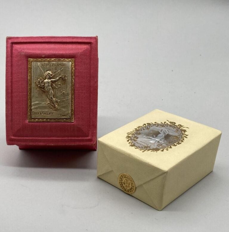 ROGER & GALLET, pour "Fleurs d'amour", vers 1900, 1 flacon carafon avec sa bell…