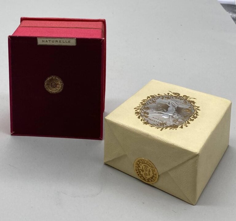 ROGER & GALLET, pour "Fleurs d'amour", vers 1900, 1 flacon carafon avec sa bell…