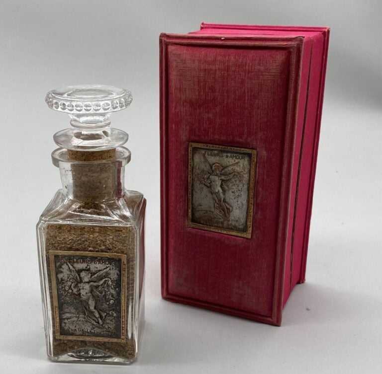 ROGER & GALLET, pour "Fleurs d'amour", vers 1900, 1 flacon carafon avec sa bell…
