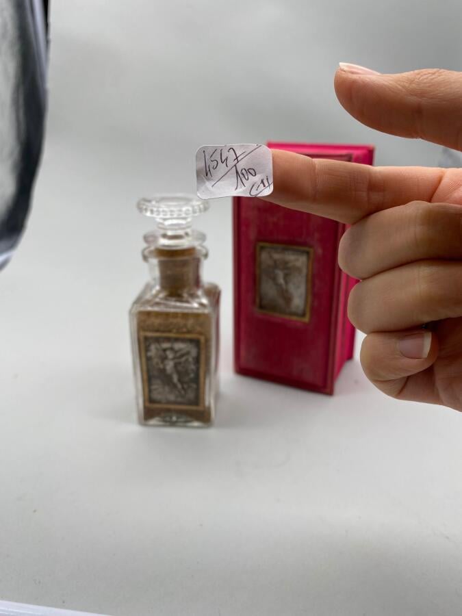 ROGER & GALLET, pour "Fleurs d'amour", vers 1900, 1 flacon carafon avec sa bell…