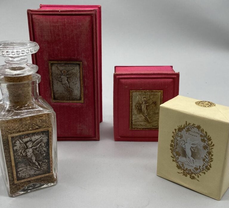 ROGER & GALLET, pour "Fleurs d'amour", vers 1900, 1 flacon carafon avec sa bell…