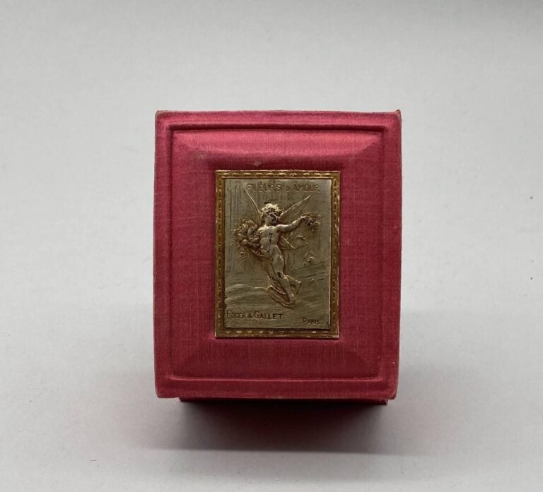ROGER & GALLET, pour "Fleurs d'amour", vers 1900, 1 flacon carafon avec sa bell…