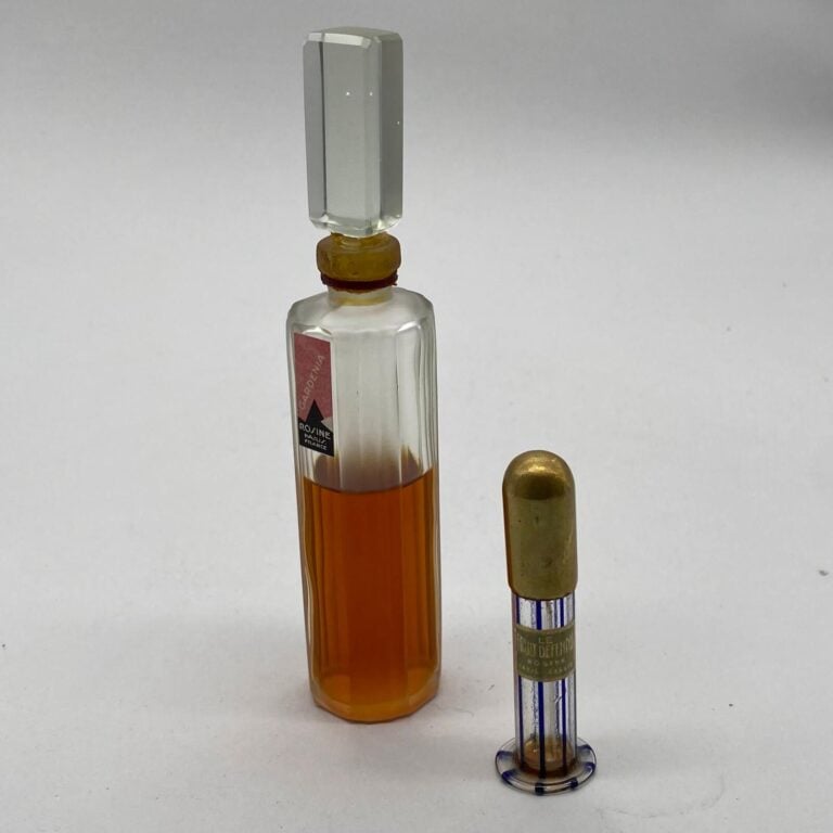 ROSINE PARIS , 2 flacons pour : - - "Guardenia", flacon moderniste en cristal,…