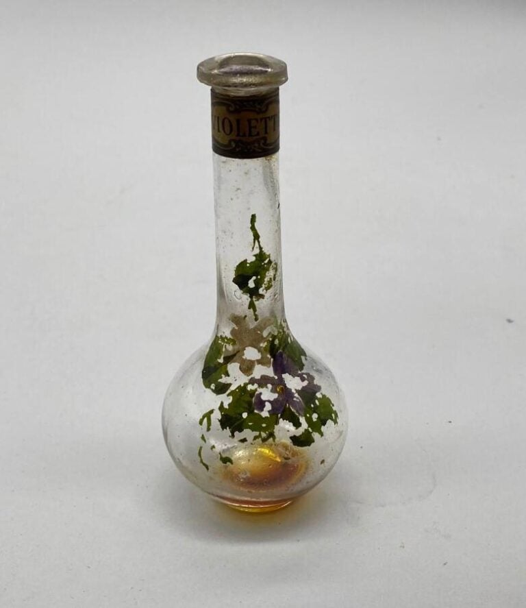 ROSINE PARIS, 2 flacons pour "Violette", 1925, dont : - - 1 flacon cube, scellé…