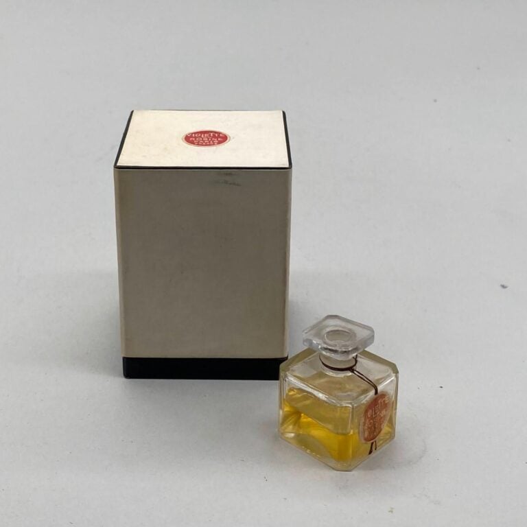 ROSINE PARIS, 2 flacons pour "Violette", 1925, dont : - - 1 flacon cube, scellé…