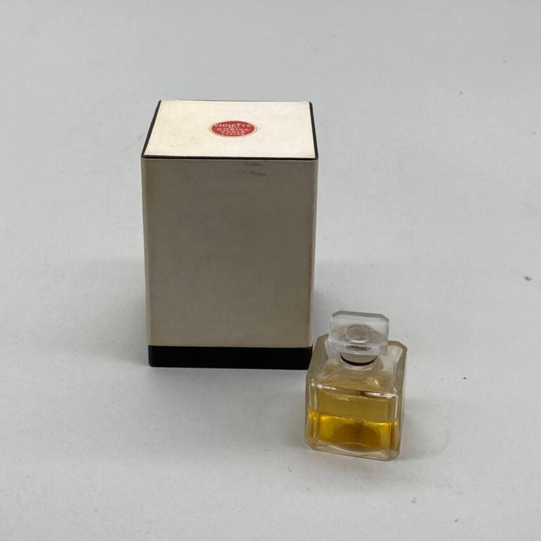 ROSINE PARIS, 2 flacons pour "Violette", 1925, dont : - - 1 flacon cube, scellé…