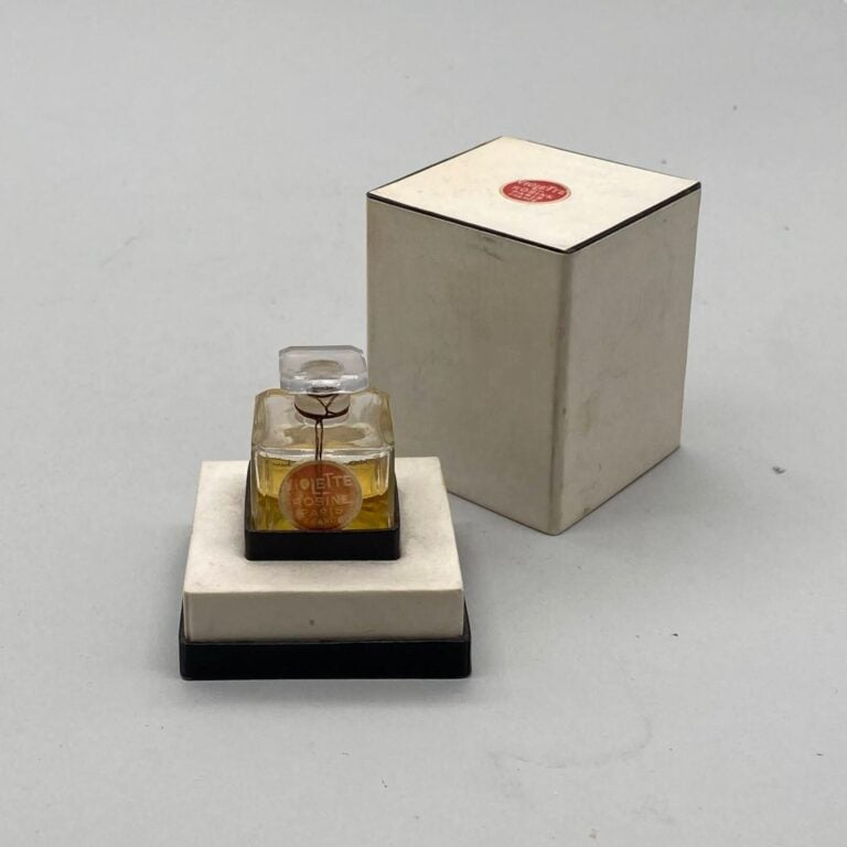 ROSINE PARIS, 2 flacons pour "Violette", 1925, dont : - - 1 flacon cube, scellé…