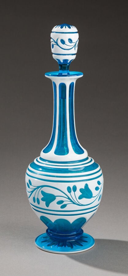 Saint-Louis. - Carafe à piédouche et son bouchon en cristal overlay bleu doublé…