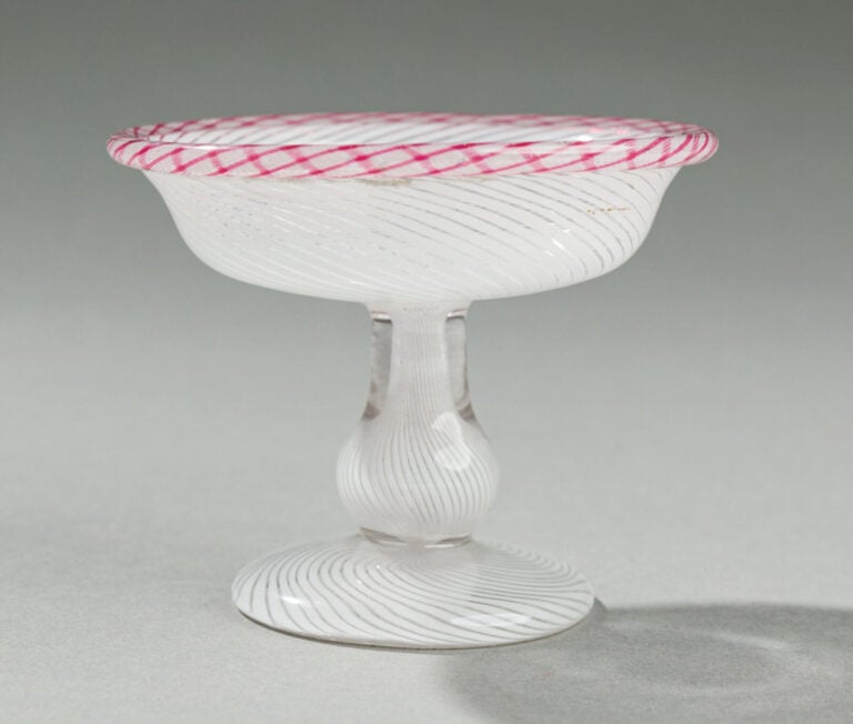 Saint-Mandé. - Petit baguier sur pied balustre à décor de latticino blanc spira…