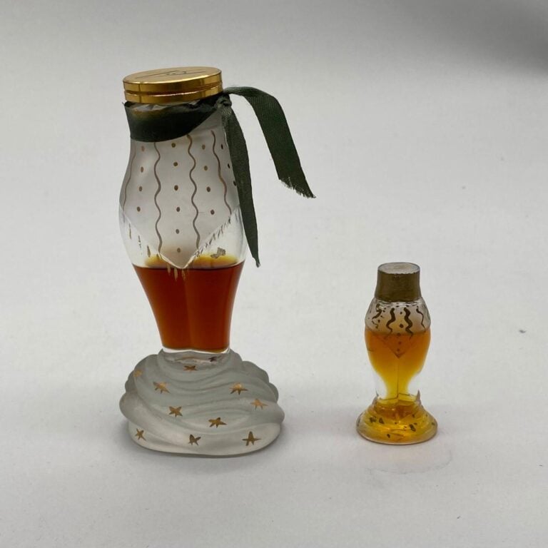 SCHIAPARELLI, pour "Zut", vers 1950, 2 flacons en verre blanc, à bouchon émeri…