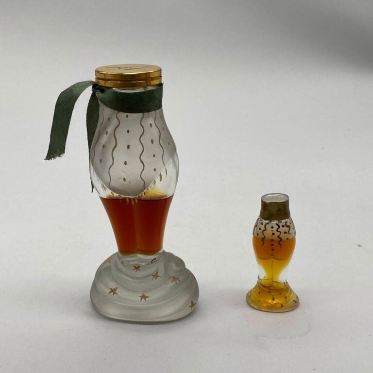 SCHIAPARELLI, pour "Zut", vers 1950, 2 flacons en verre blanc, à bouchon émeri…