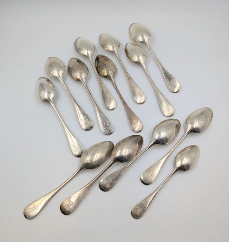 Série de 12 grandes CUILLERES en argent (950 ‰) modèle uniplat, les spatules mo…