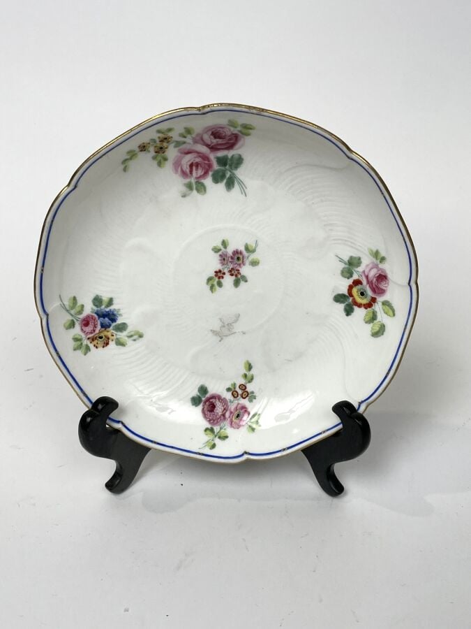 SEVRES. ASSIETTE creuse à motif de bouquets de fleurs - Diamètre : 21.5 cm - -…