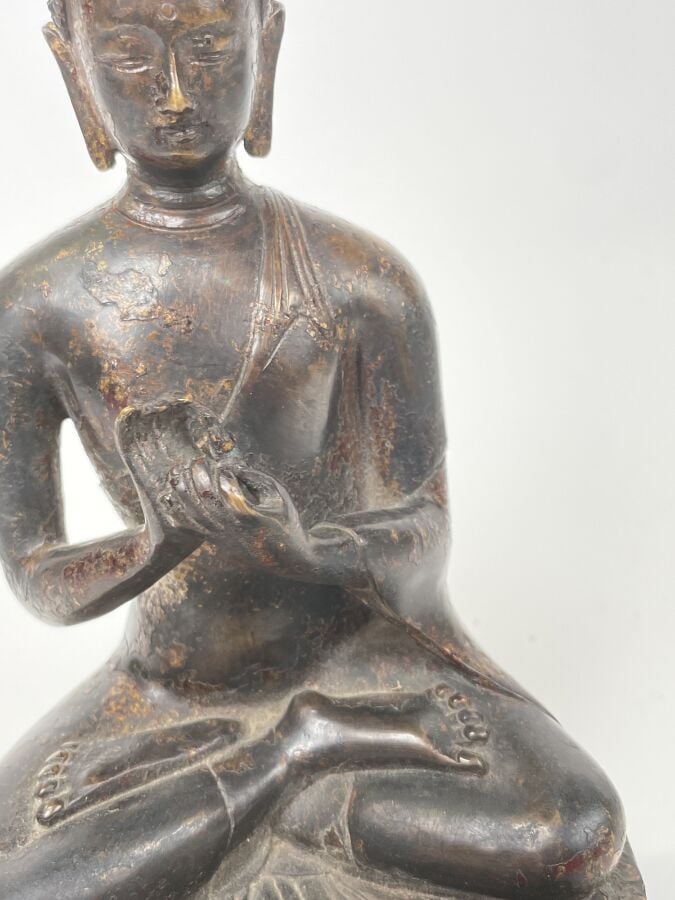 STATUE en bronze de patine brune anciennement laqué, représentant le bouddha as…